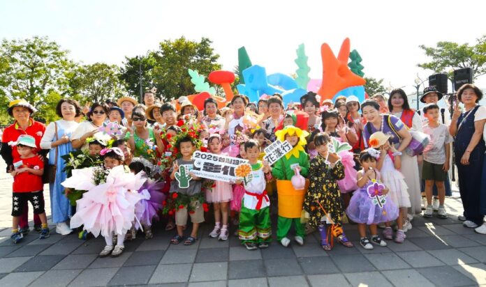 全民設計散步日-《花田衣秀|花漾行》  王縣長身穿花卉色彩服裝 走上田尾步道