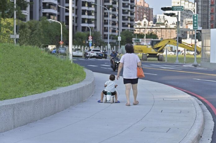 楠梓金和街拓寬完工 串聯後勁捷運與公園新風貌