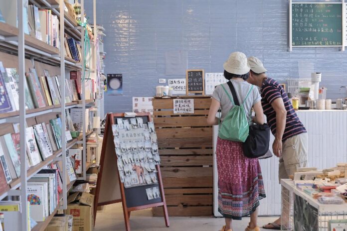 謝國樑視察太平青鳥書店 將持續公開透明、公私協力活化老舊校舍