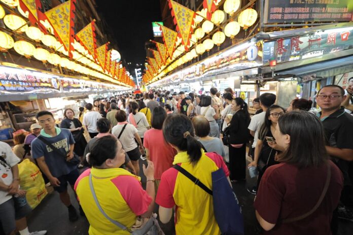 2025雞籠城隍文化祭夜巡遶境熱鬧登場 邱佩琳沿途分送鹹光餅為市民祈福
