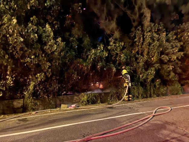 竹南西濱旁雜草燃燒 警消迅速撲滅防止延燒