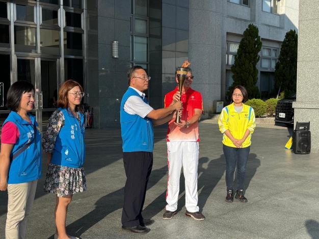 114年全運聖火過境苗栗  客家鄉親沿途歡迎