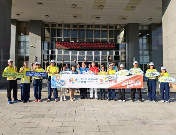 114年全運聖火過境苗栗 秘書長率縣府同仁及頭屋國中田徑隊歡迎