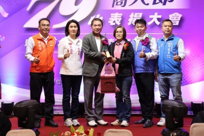 苗栗縣商業會慶祝商人節 縣長頒獎表揚特優人員
