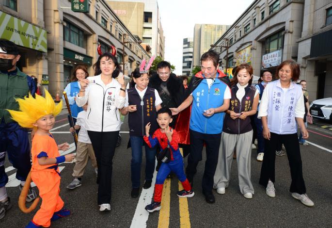 頭份市秋季育樂派對提前辦萬聖節踩街   縣長鍾東錦變裝伯爵與小朋友同樂