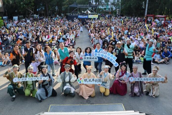 紙風車劇團《武松打虎》點亮童心 副縣長與民眾享受生動演出