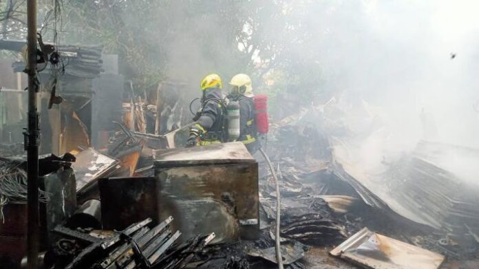 竹南鎮雜物倉庫火警  目擊者:風勢助長  黑煙密布很嚇人