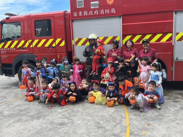 頭份市欣欣幼兒園萬聖節創意變裝走進消防隊