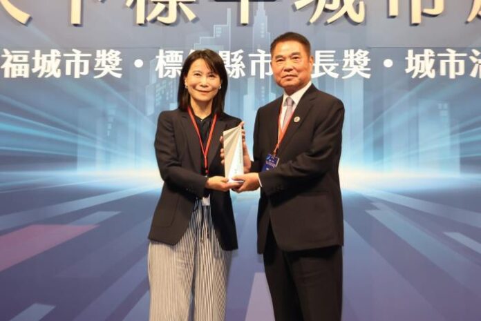 躍升標竿縣長 苗栗縣長鍾東錦感謝各界「獎是獻給大家的」