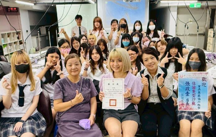 私立稻江護家-稻江護家時尚造型科舉辦「稻護時尚雙業師」專業教學 打造凡爾賽級華麗造型 學生化身美學工匠展創意