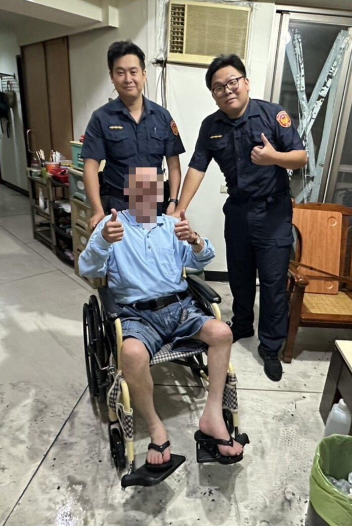 電梯故障返家難  文一警背老翁上樓展暖心助力