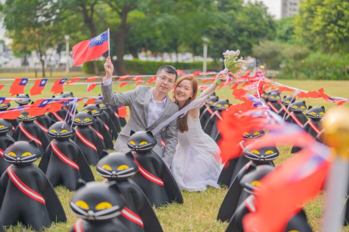 桃園市_國旗花海最美、國旗屋旗海壯觀 桃園最萌國旗景點在這  70隻黑貓升旗成打卡焦點 新人婚紗也搶入鏡