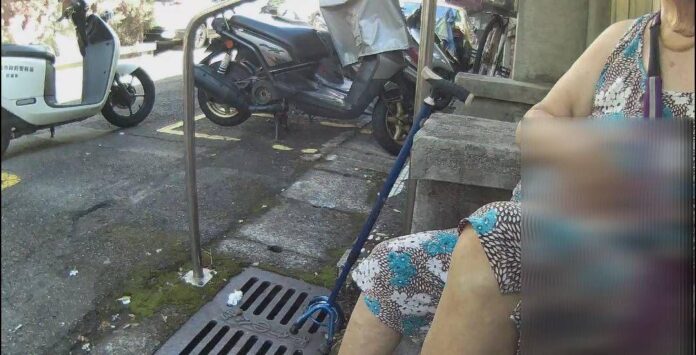 內湖暖警助老婦 安心送餐關懷到家